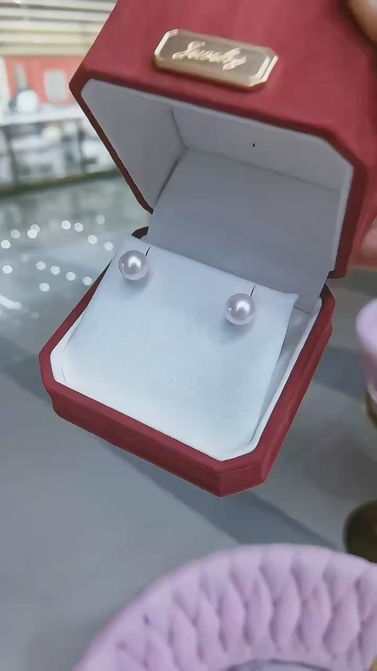 Video of 8–9mm white Akoya pearl stud earrings in full 18K gold showing luster, shape, posts, and exact pair